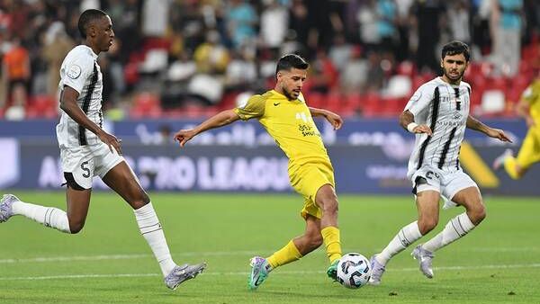 Paris Saint-Germain v Arsenal FC - UEFA Champions League 2024/25 Semi Final Second Leg